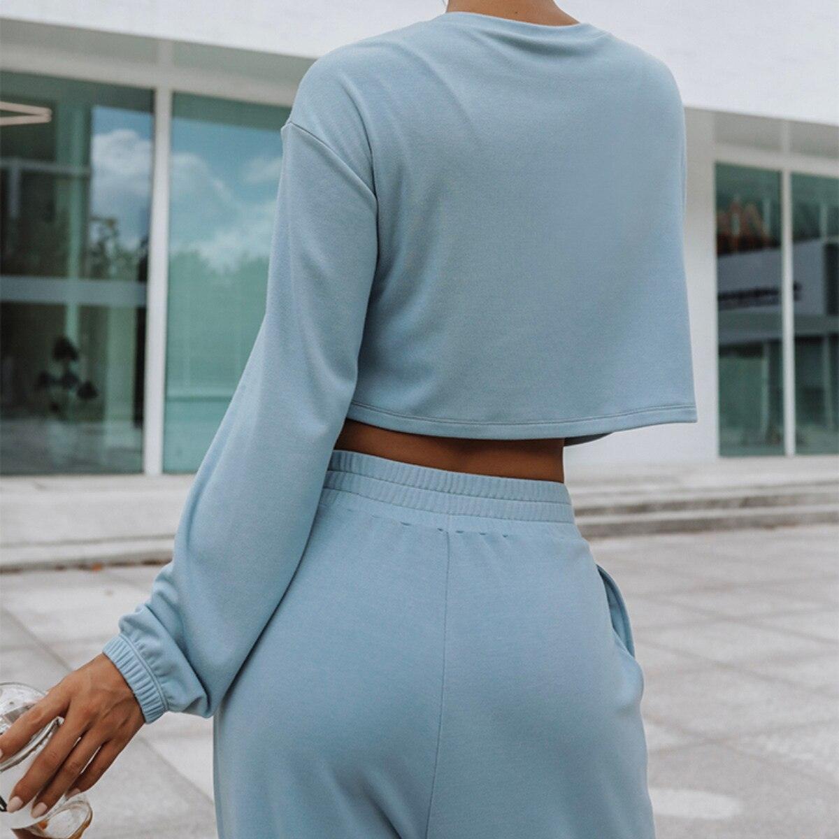 Damen-Sportanzug in Hellblau, langärmeliges Oberteil, bequeme Jogginghose, Freizeitmode.