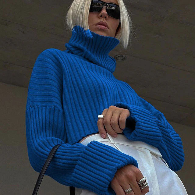 Frau in blauem Rollkragenpullover, modisch, gerippt, Herbstmode, Sonnenbrille, weißer Rock.
