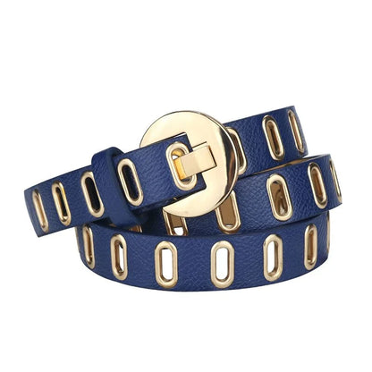 Blauer Ledergürtel mit goldener Schnalle und ovalen Ösen, modisches Accessoire für Damen.