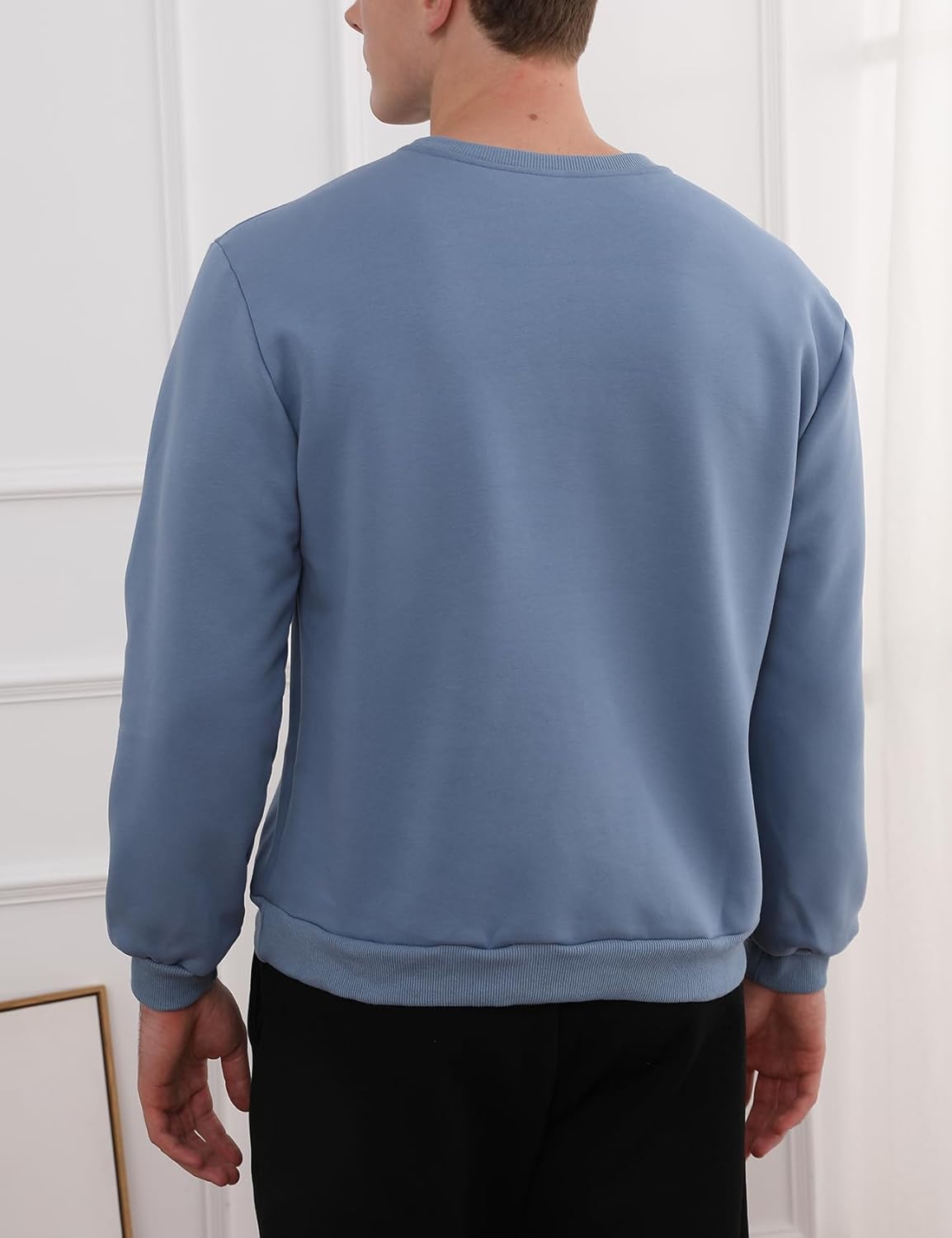 Mann in hellblauem Sweatshirt aus Baumwolle, Rückansicht, lässige Mode, Herrenbekleidung.