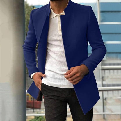 Mann in blauem Mantel, weißem Hemd und grauer Hose, modische Herrenbekleidung, urbaner Stil.