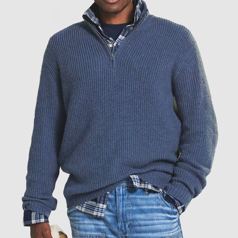 Mann in blauem Strickpullover mit Reißverschluss, kariertes Hemd, lässiger Look, Herrenmode.