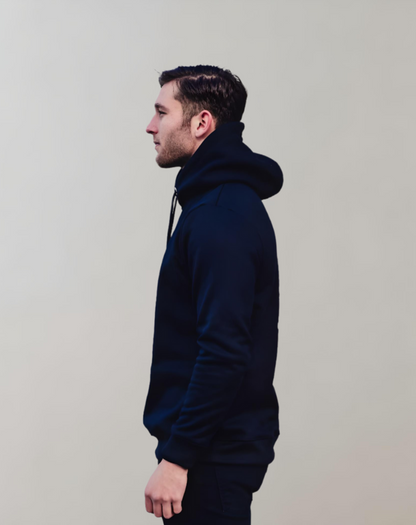 Mann in dunkelblauem Hoodie, Seitenansicht, Kapuze, Freizeitmode, Herrenbekleidung.