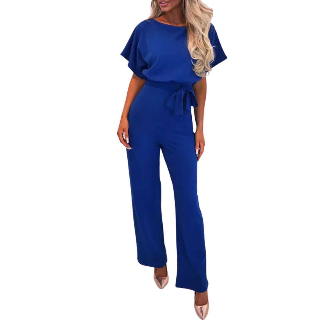 Frau in blauem Jumpsuit mit Gürtel, elegante Mode, Damenbekleidung, Abendoutfit.