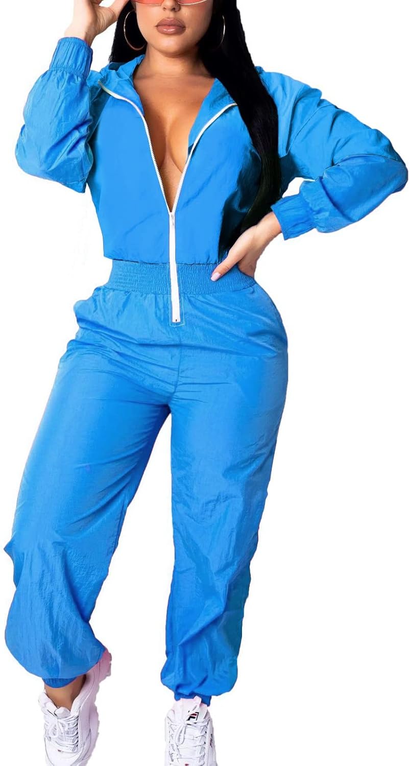 Frau in blauem Trainingsanzug mit Reißverschluss, Sportbekleidung, Freizeitmode, Damenmode.