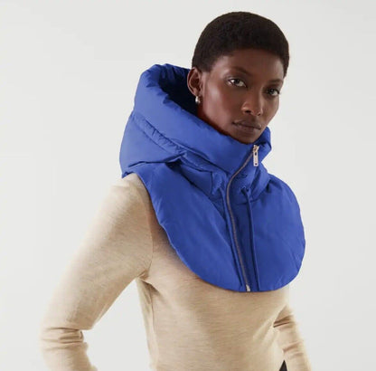 Frau trägt blauen Kapuzenschal, modisches Accessoire, Wintermode, Reißverschluss, elegant.
