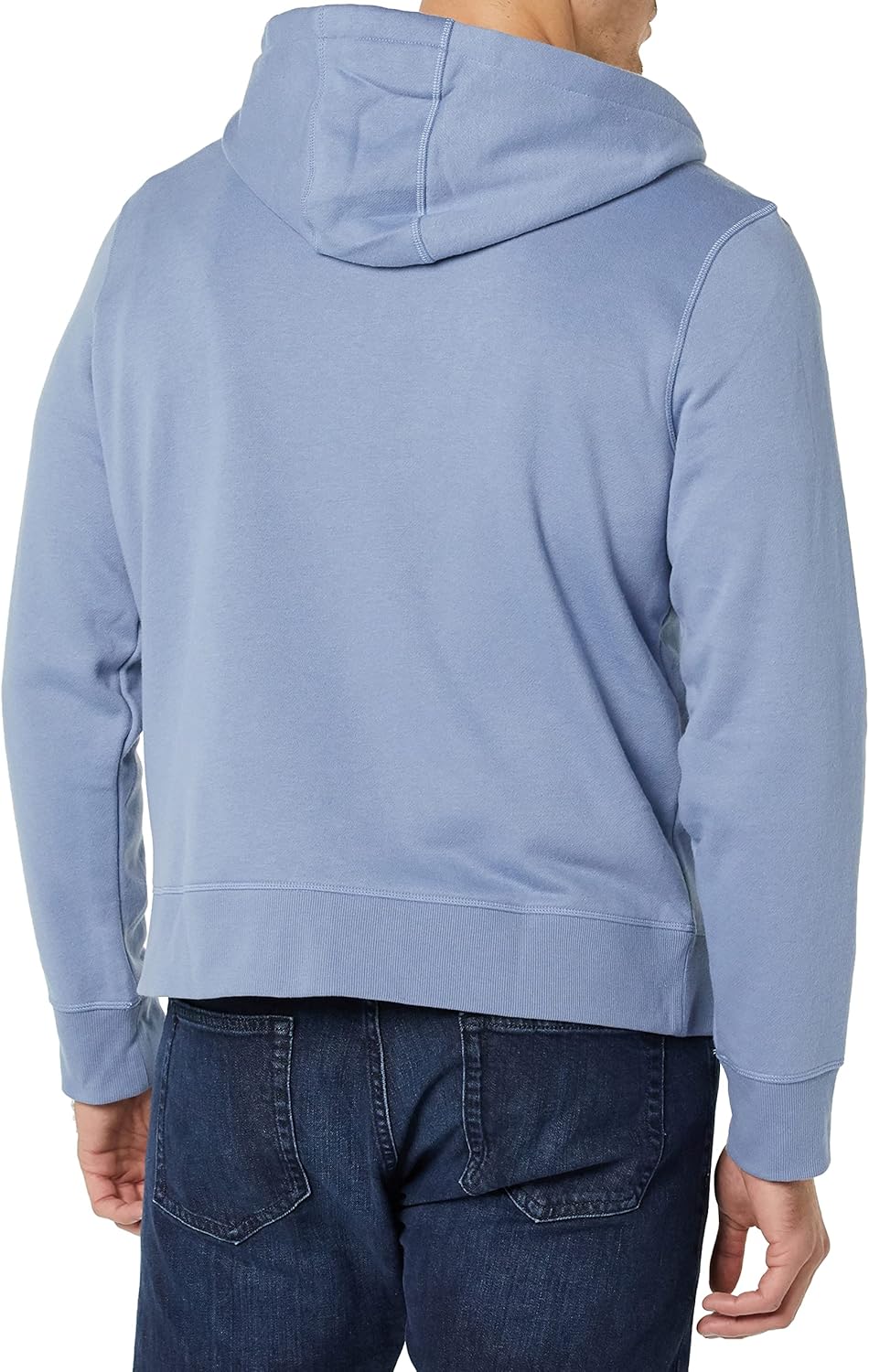 Mann in hellblauem Kapuzenpullover aus Baumwolle, Rückansicht, lässige Mode, Jeans.