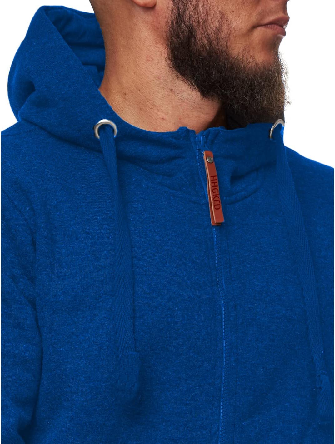 Mann in blauer Kapuzenjacke mit Reißverschluss, Kordeln und Lederetikett, Freizeitmode.