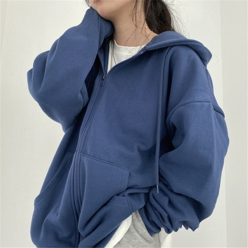 Frau in blauer Kapuzenjacke, Reißverschluss, lässig, Baumwolle, modisch, bequem, Damenmode.