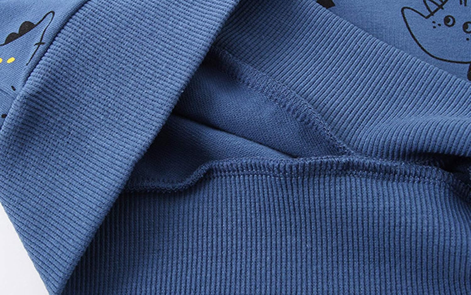 Blauer Kinderpullover mit Katzenmotiv, weicher Baumwollstoff, gerippte Bündchen.