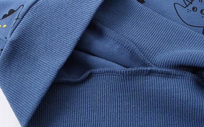 Blauer Kinderpullover mit Katzenmotiv, weicher Baumwollstoff, gerippte Bündchen.
