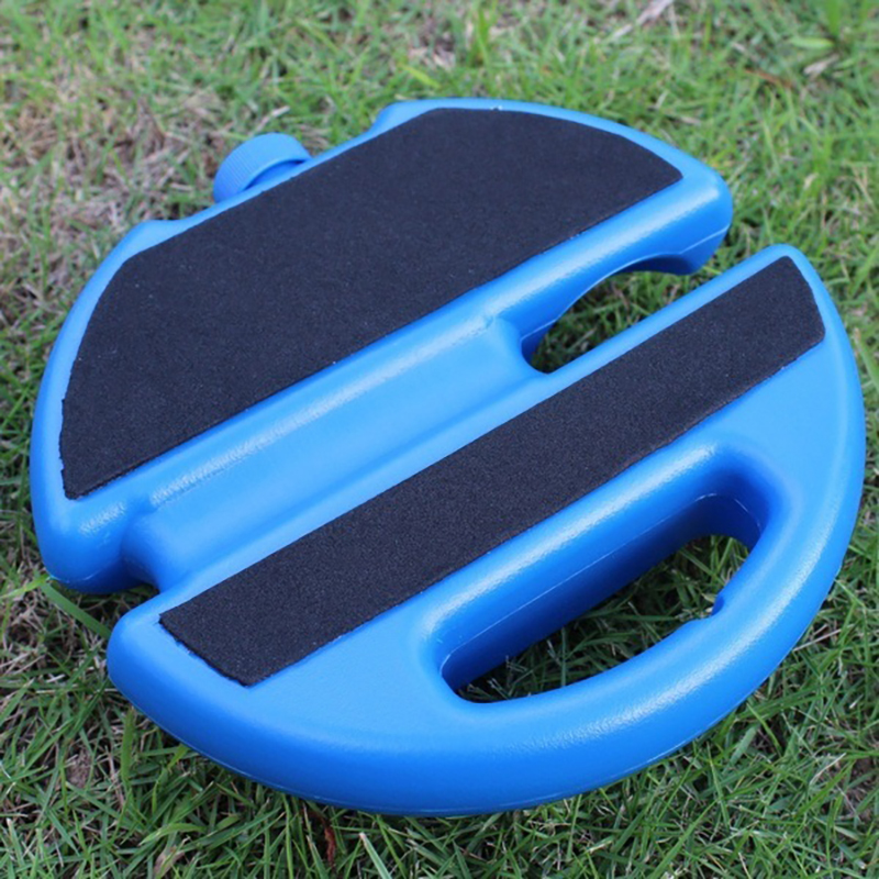 Blauer Kunststoff-Kniekissen für Gartenarbeit auf Gras, ergonomisch und wasserfest.
