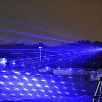 Blauer Laserprojektor im Freien, strahlende Lichtmuster, Nachtaufnahme, Partybeleuchtung.