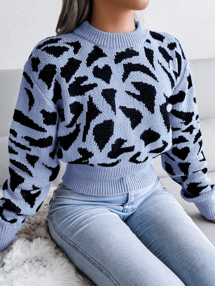 Frau in blauem Leopardenpullover und Jeans, modisch, bequem, Strickmode, Herbstoutfit.