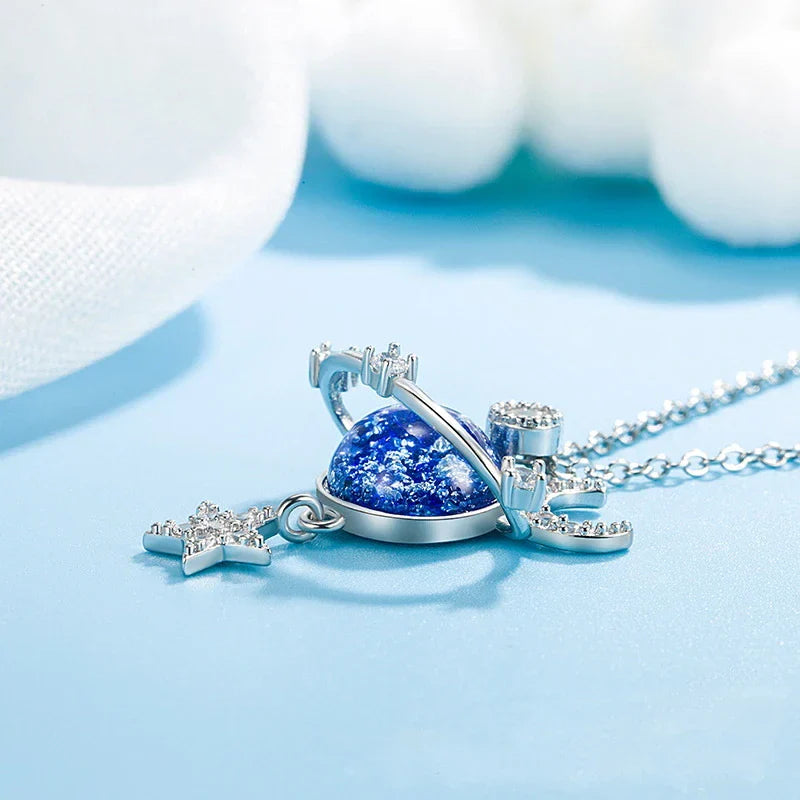 Silberne Halskette mit blauem Planetenanhänger und Stern, Damen-Schmuck, elegantes Design.