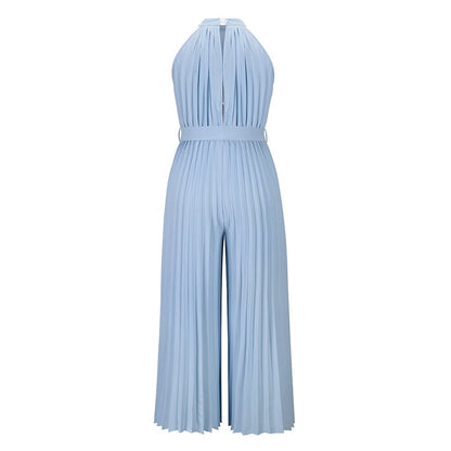 Hellblauer, plissierter Jumpsuit aus Polyester, ärmellos, mit weitem Bein und Halterneck.