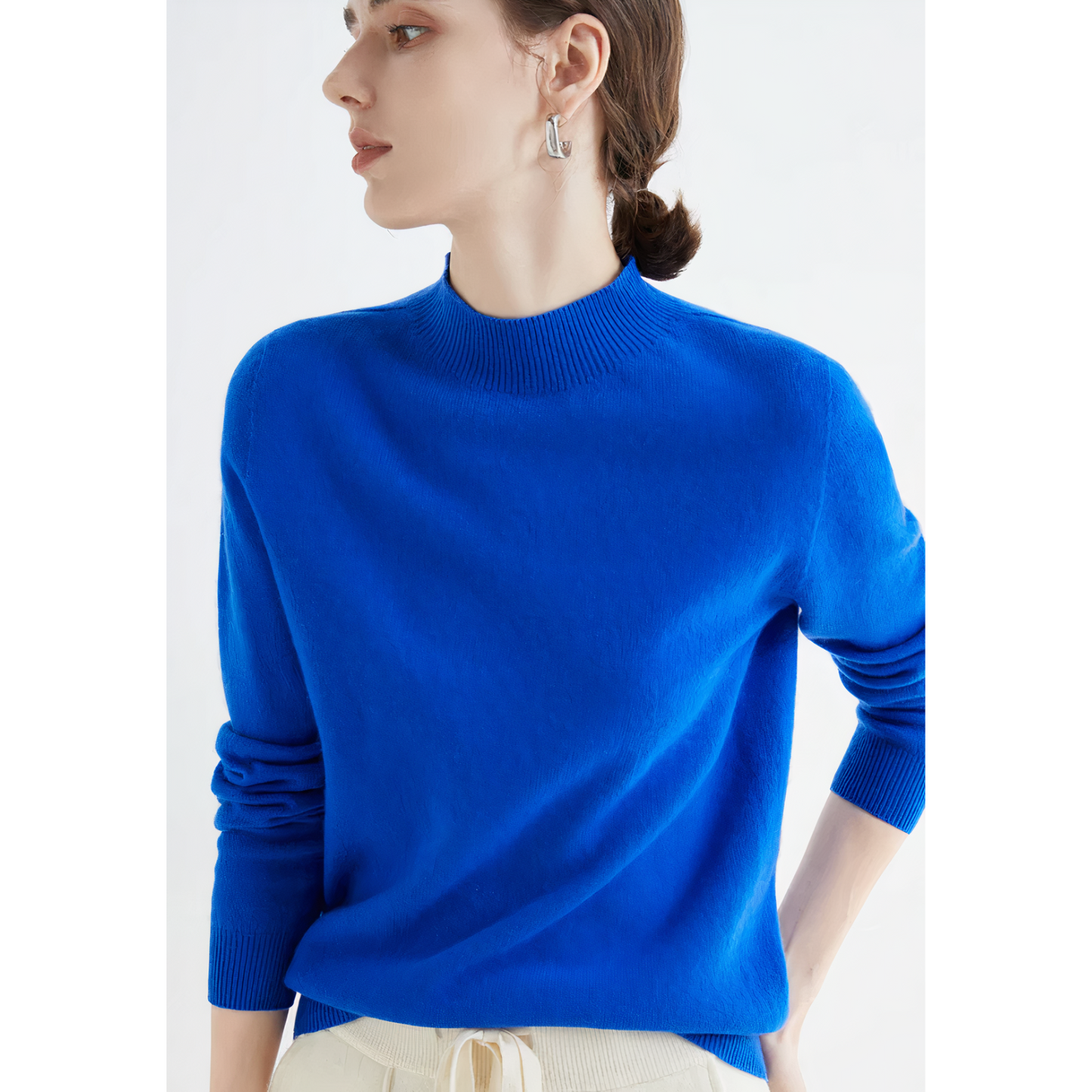 Frau in blauem Pullover, elegantes Design, Mode, Damenbekleidung, Herbstkollektion.