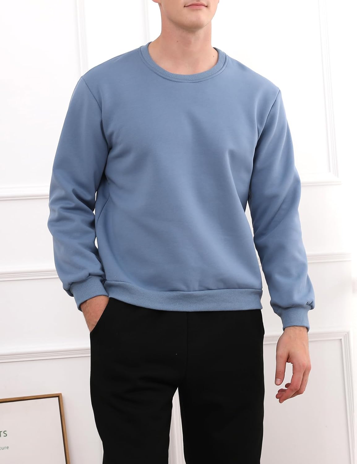 Mann in hellblauem Sweatshirt, Rundhals, langärmelig, Freizeitmode, Herrenbekleidung.