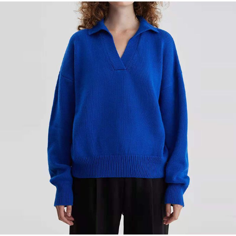 Frau in blauem Pullover, V-Ausschnitt, langärmelig, lässig, modisch, Strickmode.