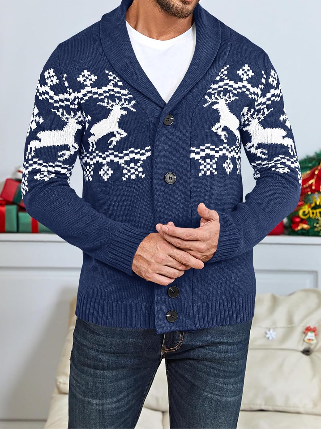 Blauer Herren-Cardigan mit Rentiermuster, Strickjacke, Wintermode, Knöpfe, festlich.
