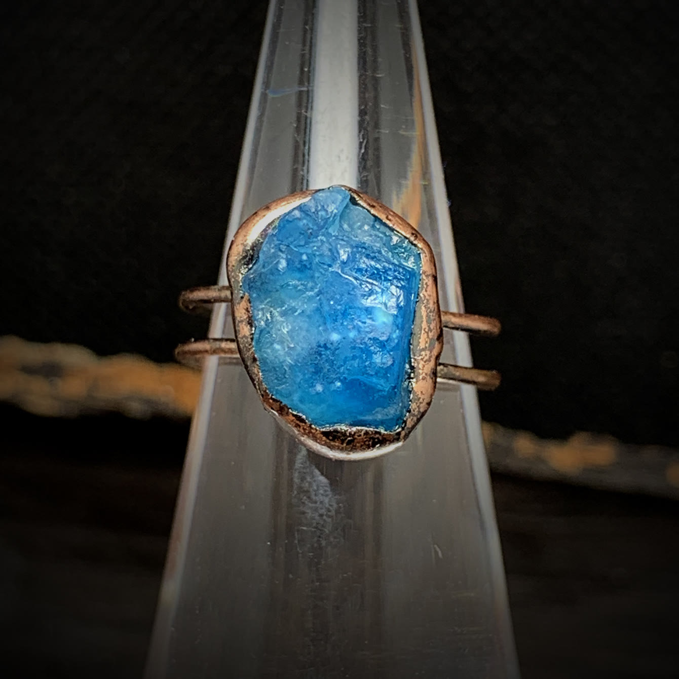 Rohstein-Ring mit blauem Edelstein, handgefertigt, Kupferfassung, einzigartiges Schmuckdesign.