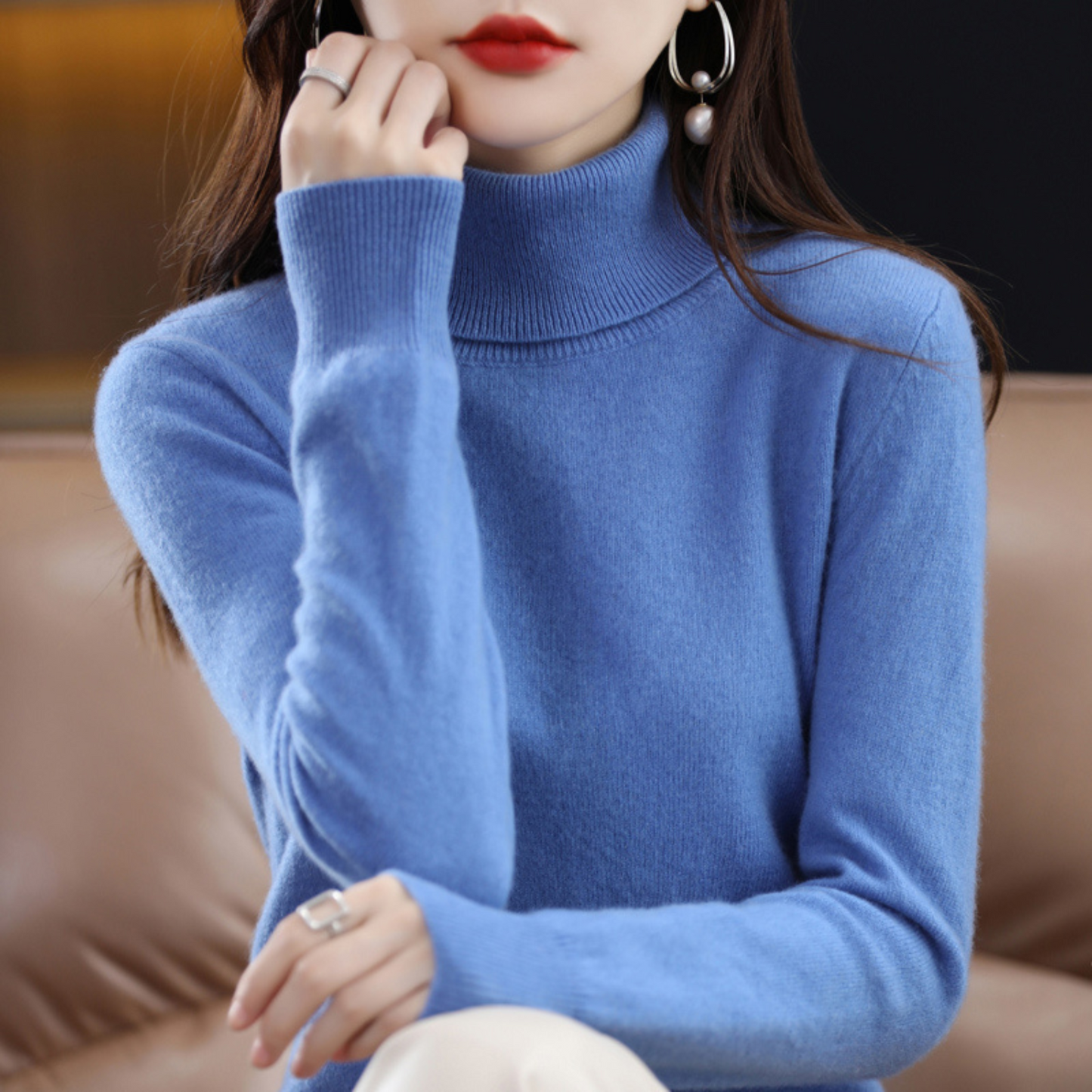 Frau in blauem Rollkragenpullover aus Kaschmir, elegantes Design, Herbstmode, Nahaufnahme.