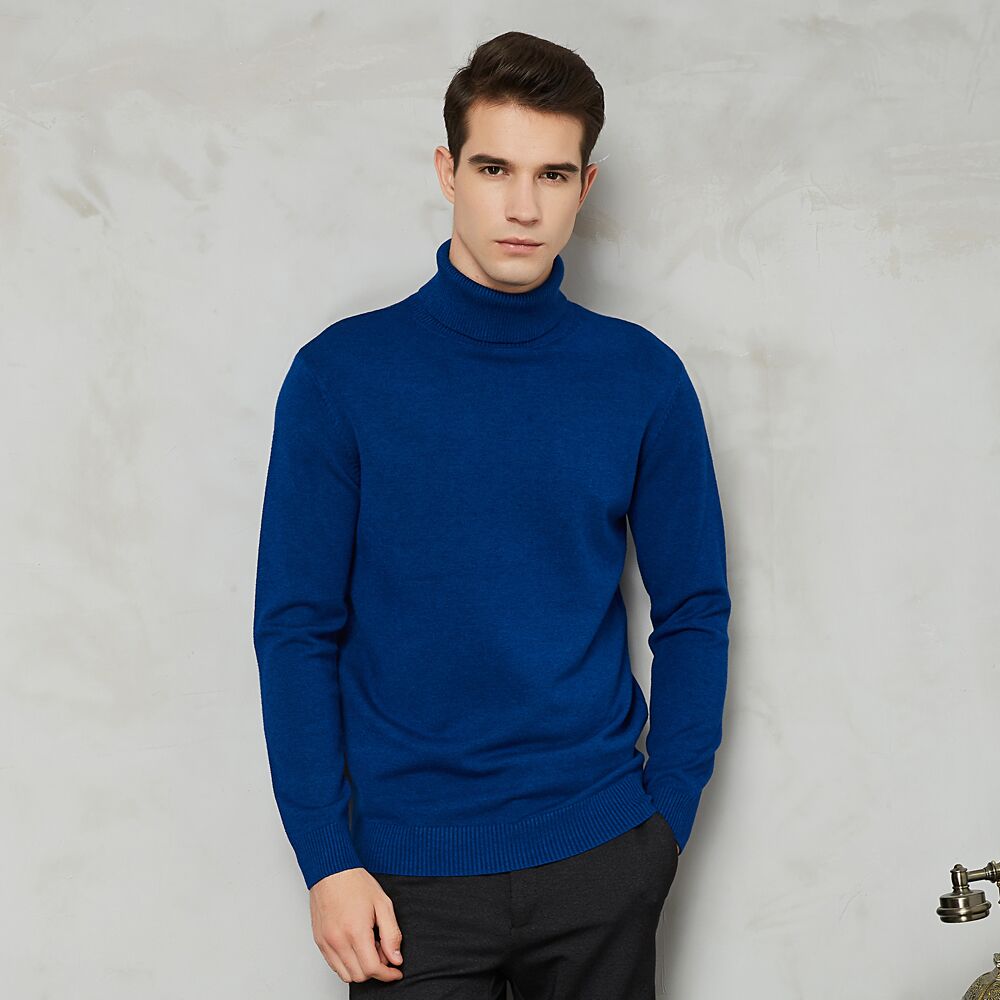 Mann im blauen Rollkragenpullover, elegantes Design, Herbstmode, Herrenbekleidung.