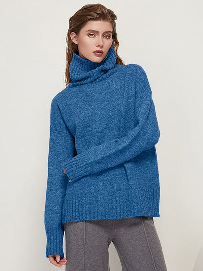 Frau in blauem Rollkragenpullover aus Wolle, modisch, bequem, Herbstmode, Damenbekleidung.