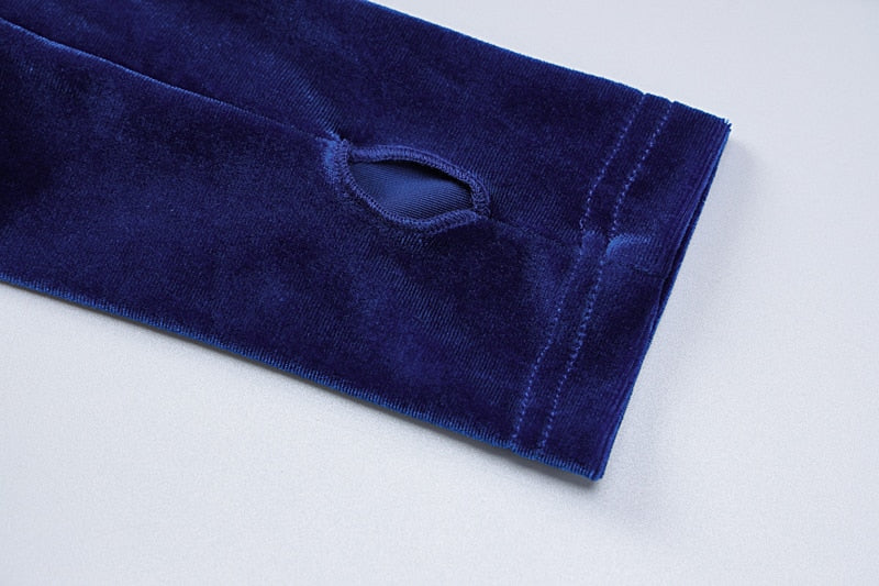 Blauer Samtärmel mit Daumenloch, weicher Stoff, modisches Design, bequem und stilvoll.