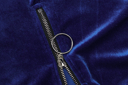 Dunkelblauer Samtstoff mit silbernem Reißverschluss und Ringgriff, luxuriöses Textildesign.