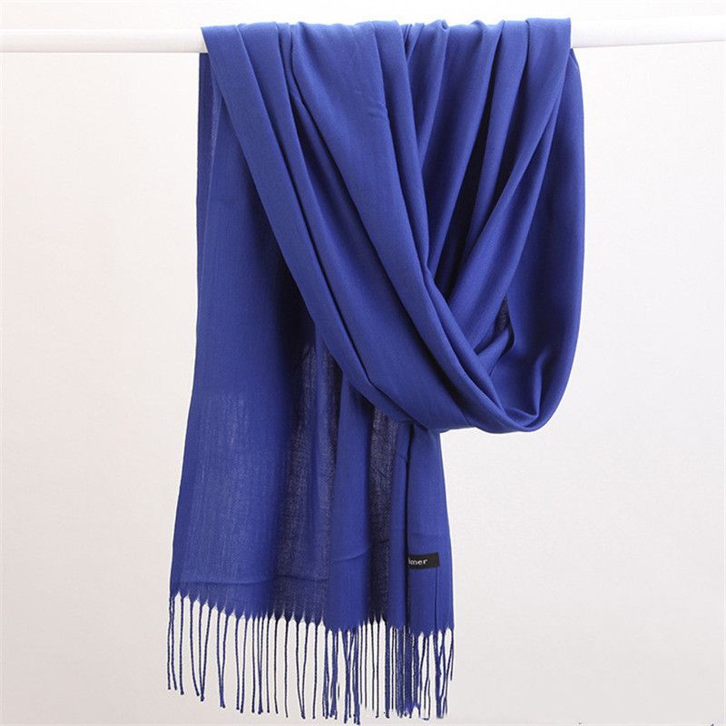 Blauer Schal aus Baumwolle mit Fransen, modisches Accessoire, weich und elegant.
