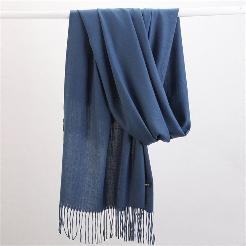 Blauer Schal aus Baumwolle mit Fransen, modisches Accessoire, weich und elegant.
