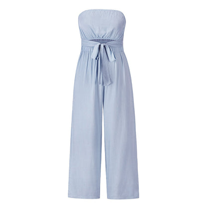 Hellblauer schulterfreier Jumpsuit aus Baumwolle mit Taillengürtel für Damenmode.