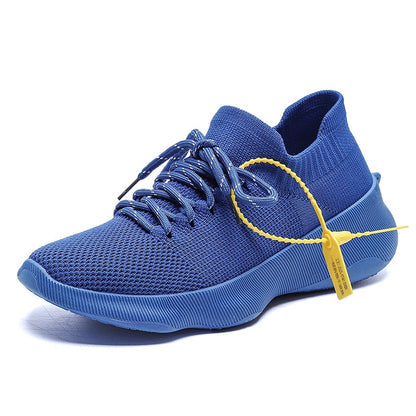 Blaue Sneaker aus Mesh, atmungsaktiv, sportlich, mit gelbem Etikett, modisch, bequem.