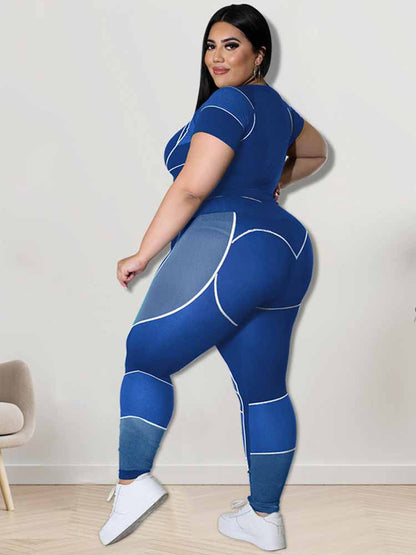 Frau in blauem, figurbetontem Sportanzug, Plus-Size-Mode, Fitnessbekleidung, Rückansicht.