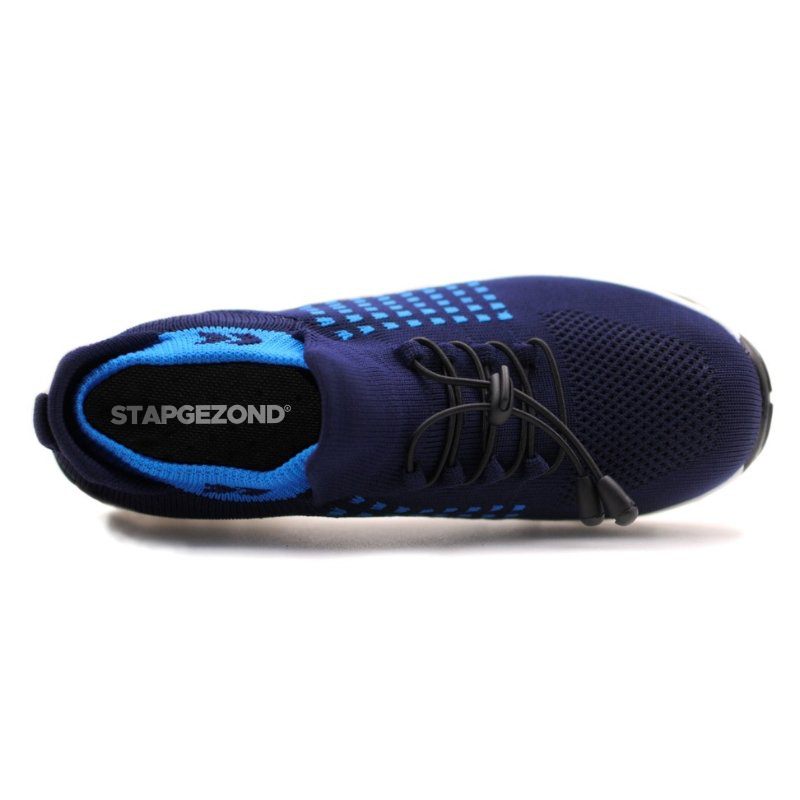 Blauer Sneaker aus Mesh, atmungsaktiv, mit Schnürsenkeln, ideal für Sport und Freizeit.