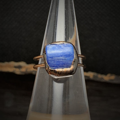 Silberring mit blauem Edelstein, quadratisch, handgefertigt, Schmuckdesign, Unikat.