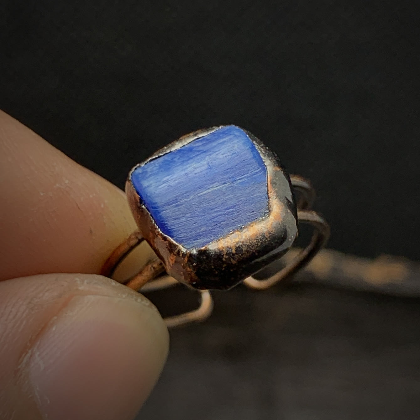 Blauer Edelsteinring mit Kupferfassung, handgefertigt, einzigartiges Design, Schmuckaccessoire.