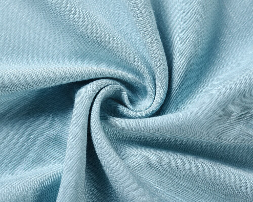 Hellblauer Leinenstoff, weiche Textur, ideal für Sommerkleidung und Heimtextilien.