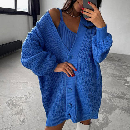 Frau in blauem Strick-Cardigan und Kleid, modisch, gemütlich, Herbstmode, Innenraum.