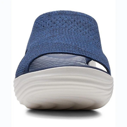 Blaue Strick-Sandale mit weißer Sohle, bequemes Design, ideal für Sommermode.