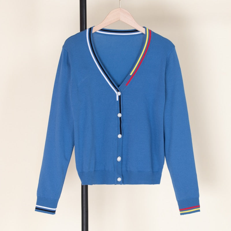 Blaue Strickjacke mit V-Ausschnitt, Knöpfen und farbigen Streifen, Damenmode, Baumwolle.