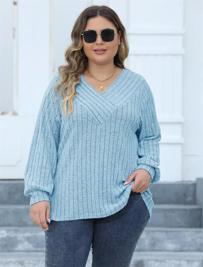 Frau in hellblauem Strickpullover, Sonnenbrille, Jeans, lässiger Look, Mode für Damen.