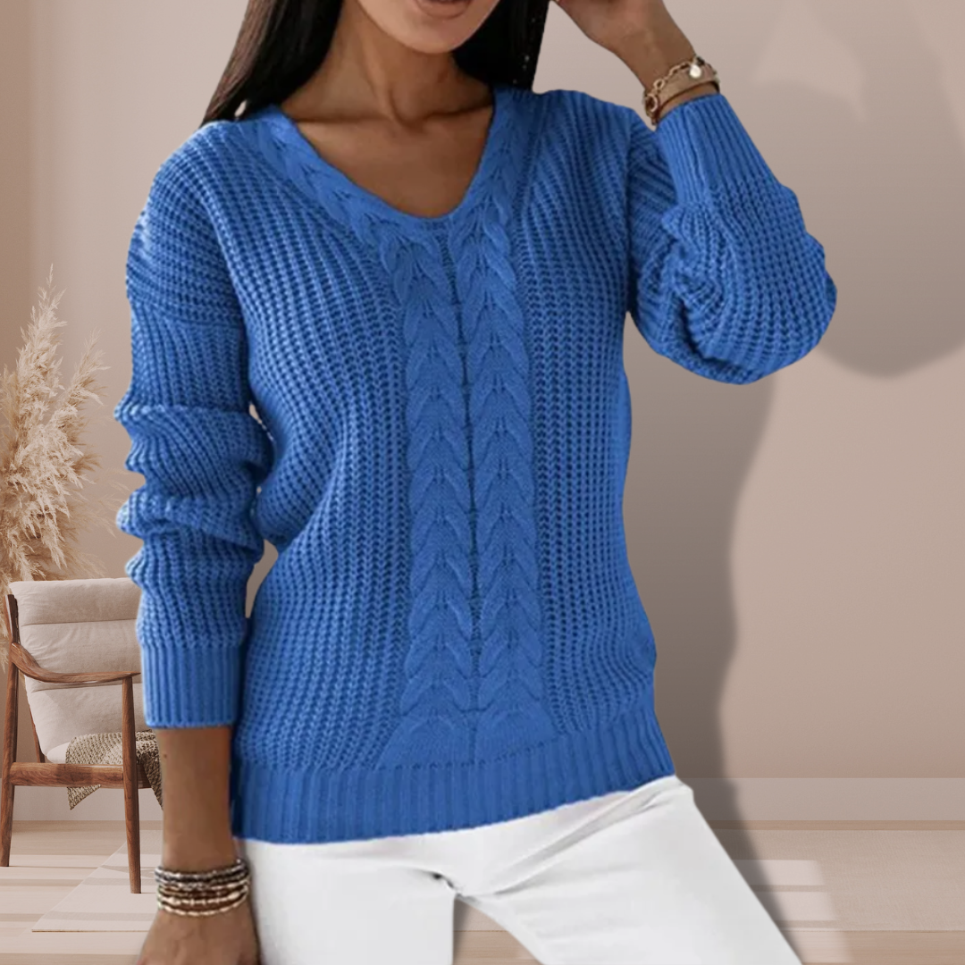Frau in blauem Strickpullover, V-Ausschnitt, Zopfmuster, modisch, gemütlich, Herbstmode.