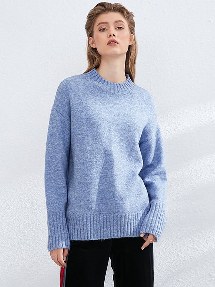 Frau in hellblauem Strickpullover, lässig, modisch, Damenmode, Herbst/Winter-Outfit.
