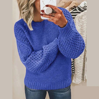 Frau in blauem Strickpullover, Zopfmuster, lässig, modisch, Herbstmode, Damenbekleidung.