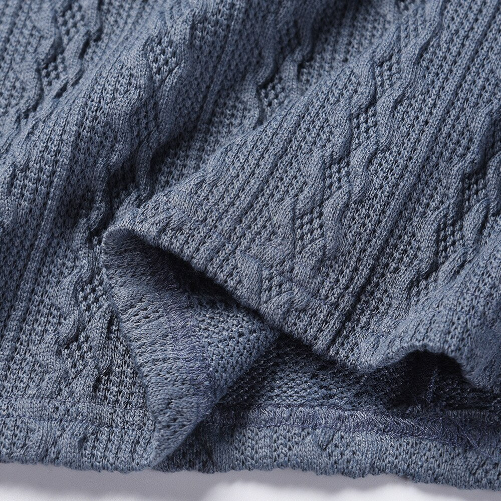 Blauer Strickpullover, Zopfmuster, weiche Baumwolle, modisch, gemütlich, Herrenbekleidung.