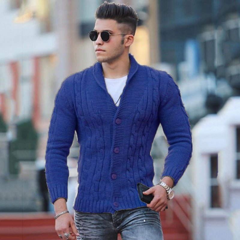 Mann in blauem Strickpullover, modisch, Herbst-Winter, Herrenmode, lässig, stilvoll.