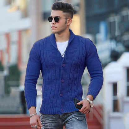 Mann in blauem Strickpullover, modisch, Herbst-Winter, Herrenmode, lässig, stilvoll.