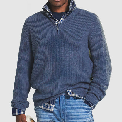 Blauer Herrenpullover mit Reißverschluss, Strick, über kariertem Hemd, lässiger Stil.